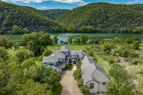 Extraordinary Estate of Modern Luxury in Prestigious Enclave