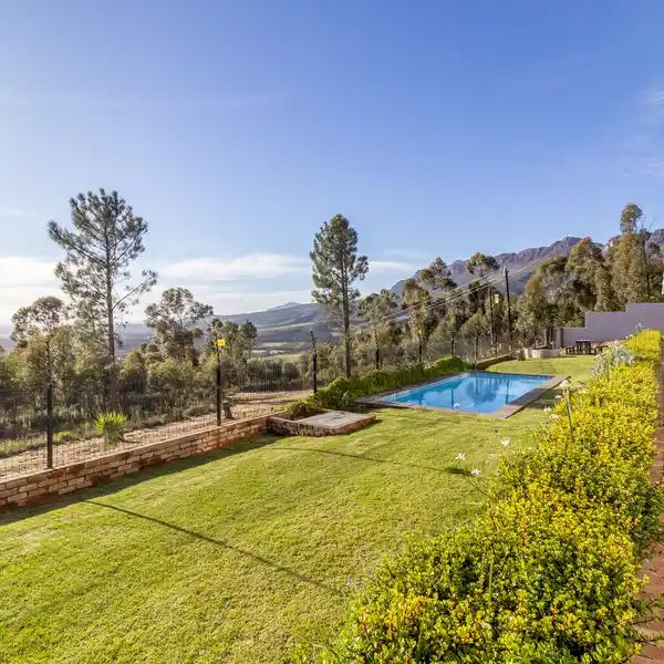 MAGNIFICENT MOUNTAIN-VIEW LIFESTYLE FARM