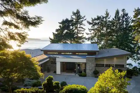 Contemporary Oceanfront Living at Its Finest