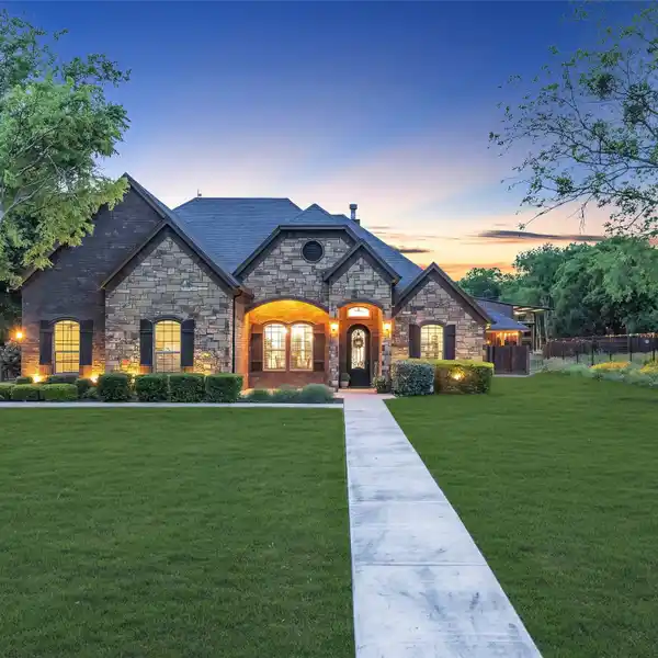 STUNNING RESORT-STYLE ESTATE