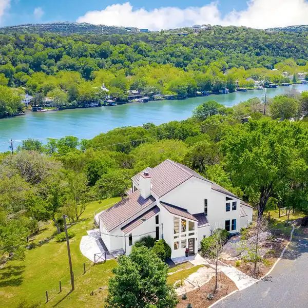 PRIVATE RETREAT WITH PANORAMIC LAKE VIEWS