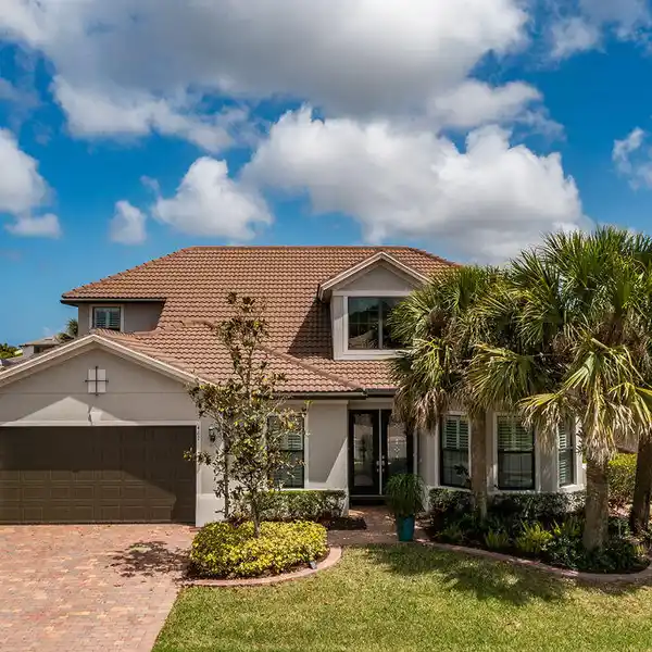 BEAUTIFULLY DESIGNED DIVOSTA LAKEFRONT HOME