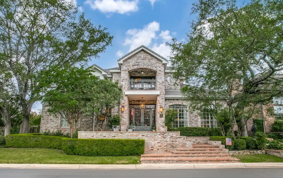 Luxurious Living in the Dominion