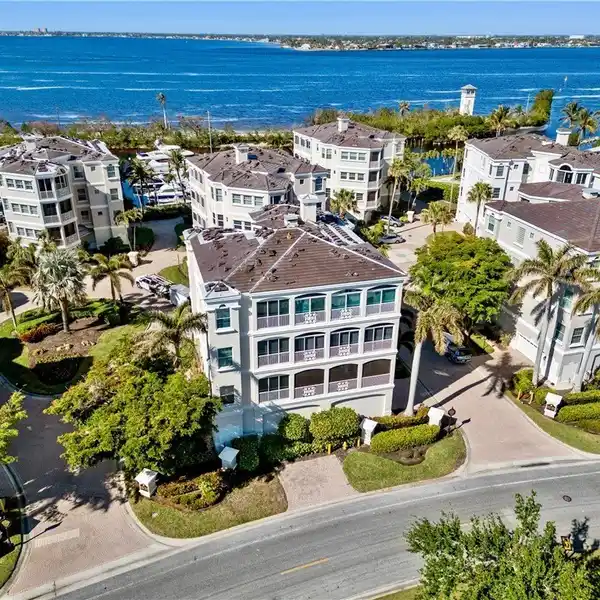 BEAUTIFUL FULL-FLOOR CONDO WITH SPECTACULAR VIEWS