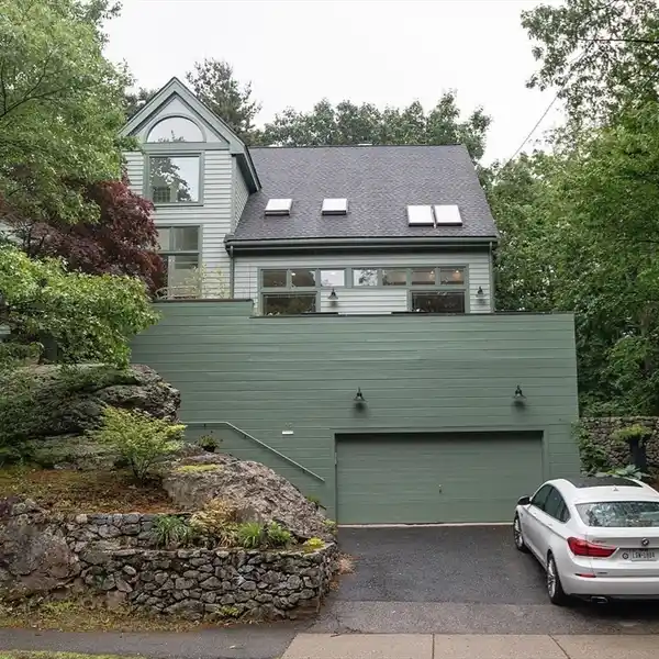 IMPRESSIVE CUSTOM BUILT CONTEMPORARY HOME