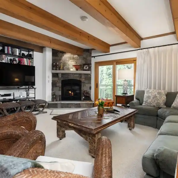 BEAUTIFULLY APPOINTED TURNKEY HOME IN LIONSHEAD VILLAGE