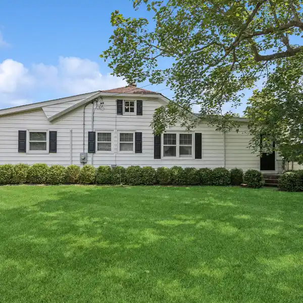 QUAINT COTTAGE IN WATER MILL SOUTH