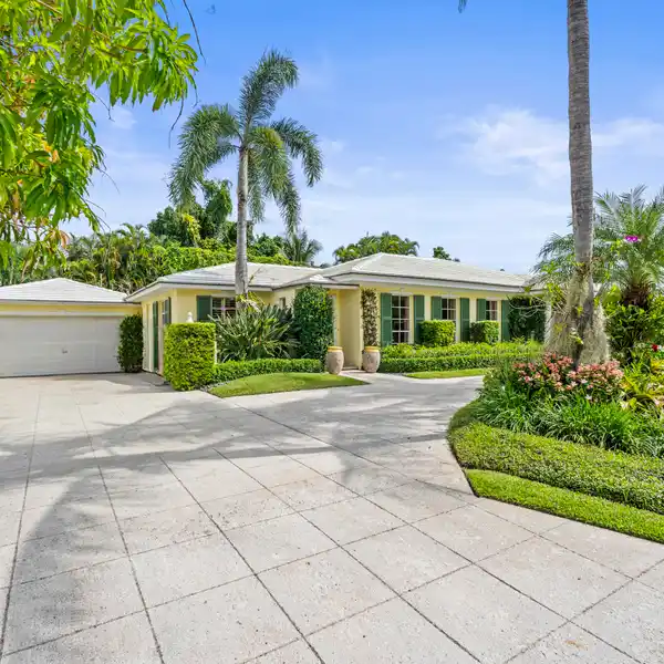 WONDERFULLY MAINTAINED SINGLE-STORY BERMUDA STYLE HOME