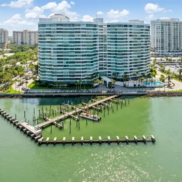 ICONIC CONDO ON THE BAY