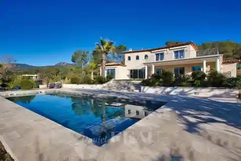 Luxurious Villa with Stunning Pool and Privacy