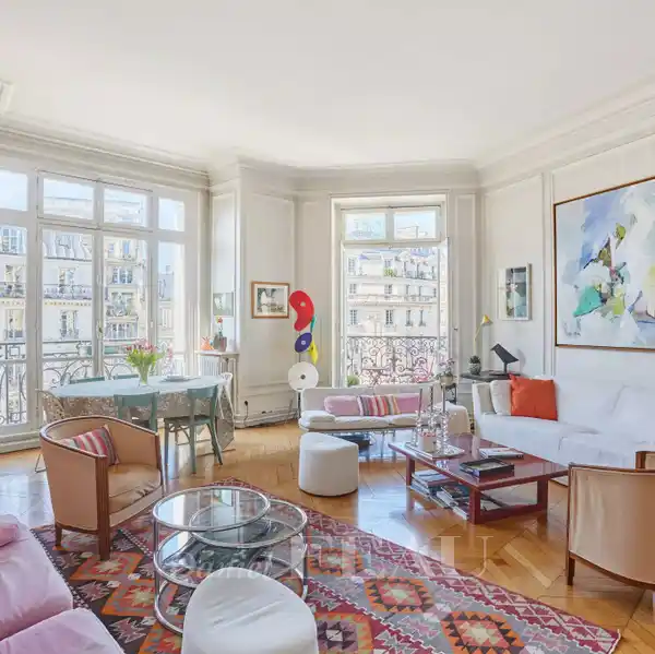 CORNER APARTMENT BATHED IN SUNSHINE