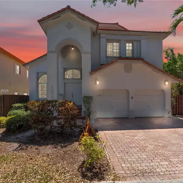 SPACIOUS FAMILY HOME WITH POOL