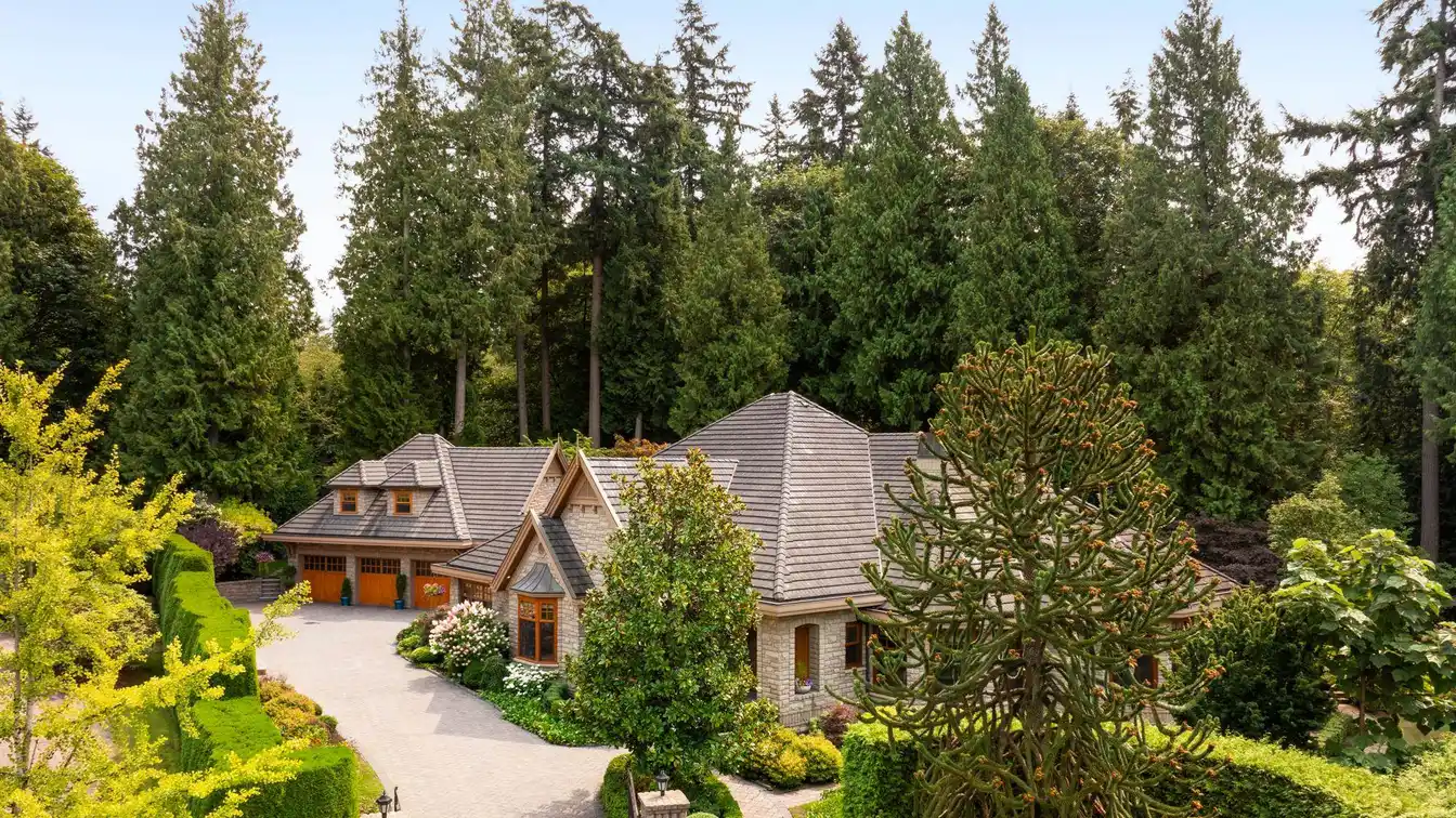 Remarkable Gated Mansion in a Prestigious Location