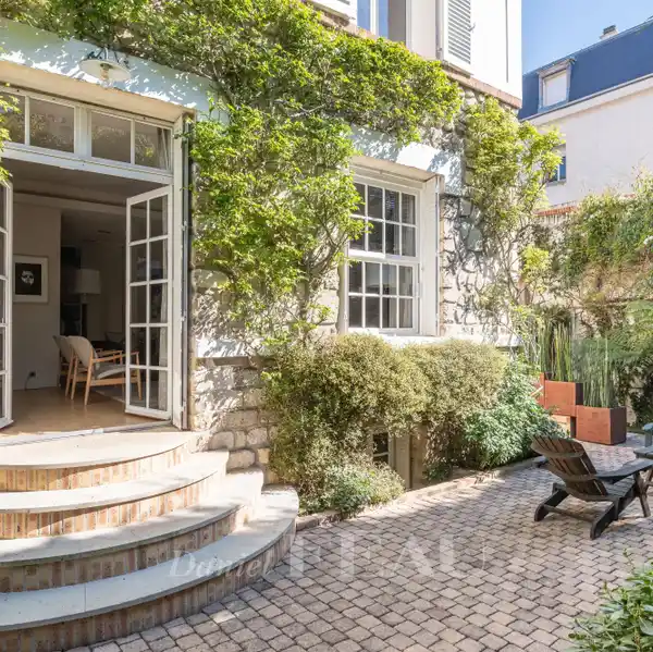 IMMACULATE PROPERTY ON A PRIVATE STREET