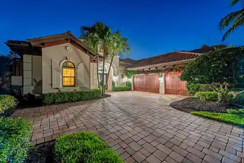 Exquisite Courtyard Home at Lely Resort