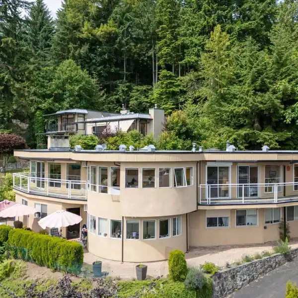 DISTINCTIVE DESIGN MEETS POTENTIAL IN CHELSEA PARK