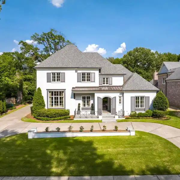 AN UNPARALLELED BLEND OF LUXURY AND CONVENIENCE