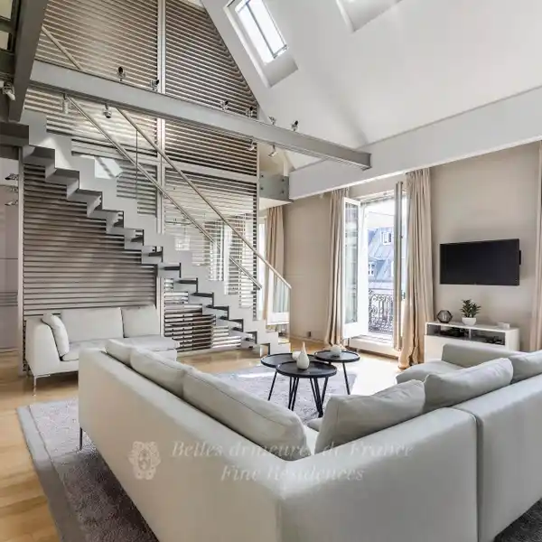 MAGNIFICENT DUAL-ASPECT DUPLEX APARTMENT