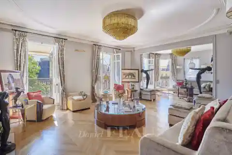 Spacious Luxury Apartment with Continuous Terrace