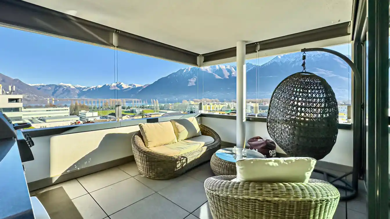 Walkable Luxury with Lake View Terrace