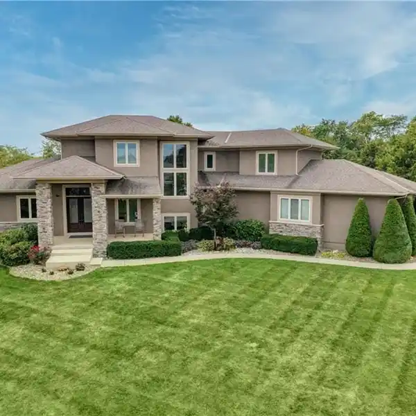 REMARKABLE RESIDENCE ON A PRIVATE TREED ESTATE LOT