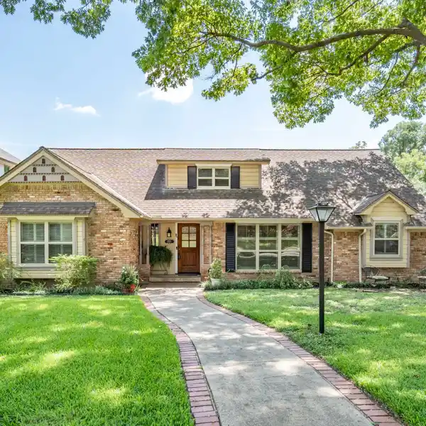 SPACIOUS FAMILY LIVING NEAR WHITE ROCK LAKE