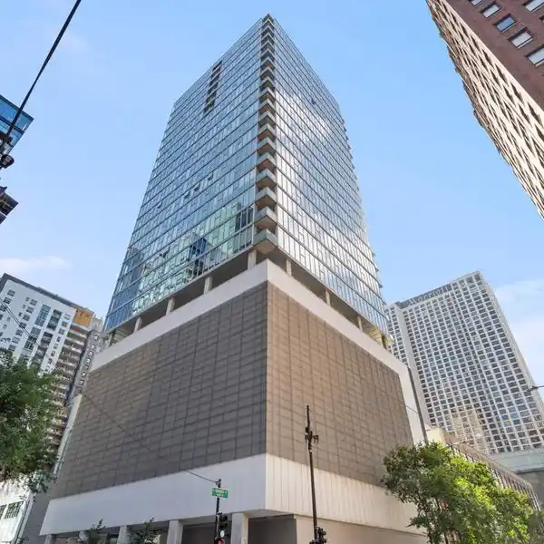 CUSTOM HALF-FLOOR RESIDENCE WITH DRAMATIC VIEWS