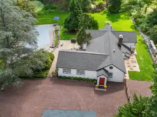 Exquisitely Updated Cottage