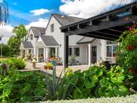 ARCHITECTURALLY DESIGNED EXECUTIVE COUNTRY HOME