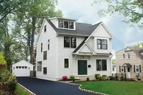 Sun-drenched New Home in a Convenient Location
