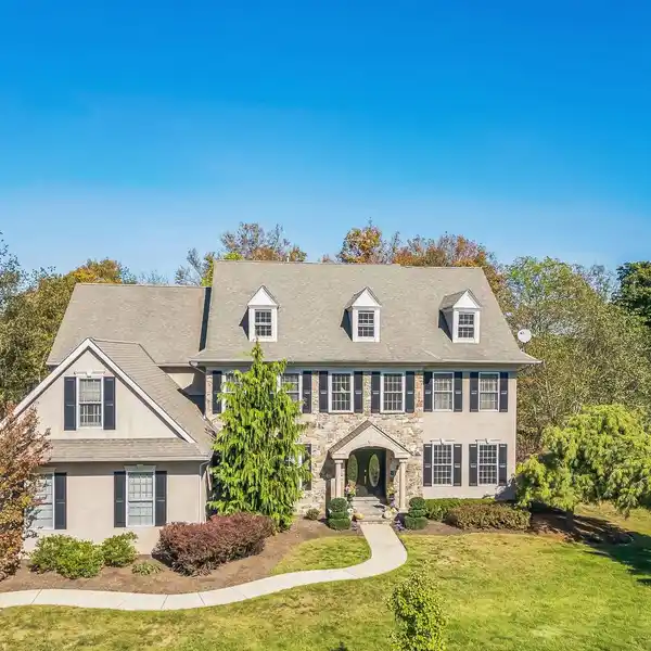 CUSTOM-BUILT BEAUTY WITH SCENIC SERENITY