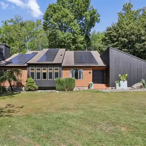 CUL-DE-SAC CONTEMPORARY WITH LUXURY AND FLEXIBILITY