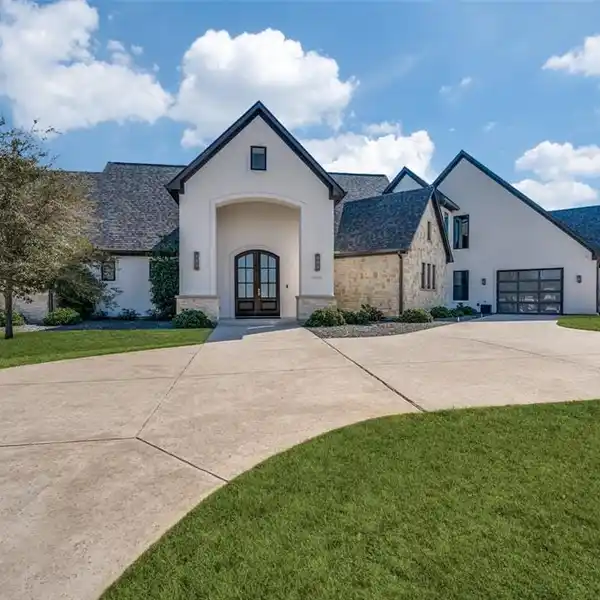 LUXURY RETREAT WITH PANORAMIC VIEWS OF LAKE LEWISVILLE