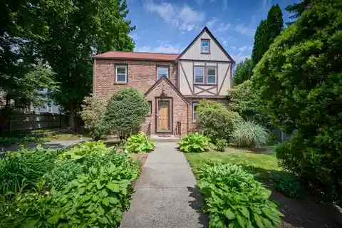 Sun-filled Home Blending Style and Functionality