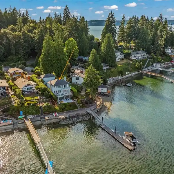 A GENERATIONAL KEEPER IN A REMARKABLE LOCATION ON HORSEHEAD BAY