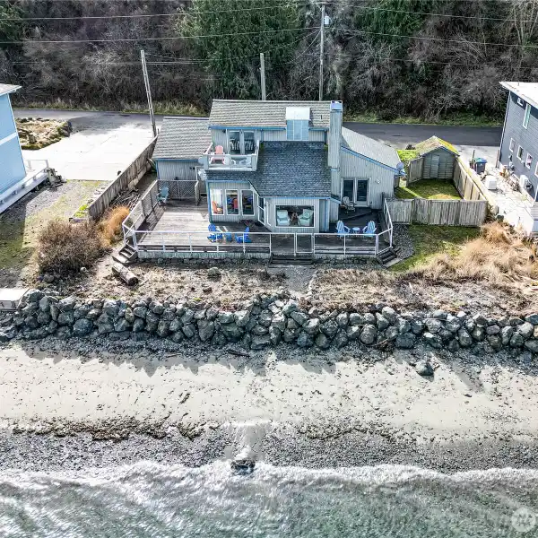 BEACHFRONT HOME IN THE DIAMOND POINT AREA