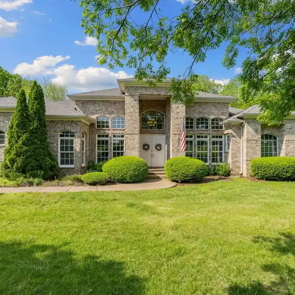 REFINED COUNTRY LIVING WITH MODERN COMFORT