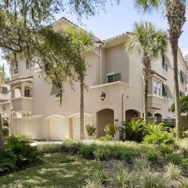 EXQUISITE TOWNHOME AT RIVERPLACE