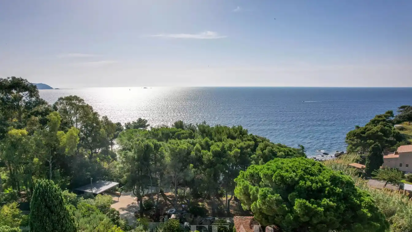 Six Bedroom Home Overlooking the Sea