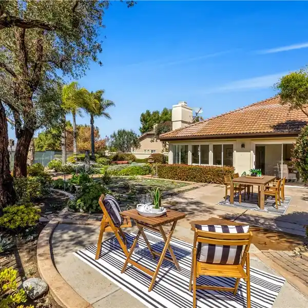 EXCEPTIONAL SINGLE-LEVEL CONDO