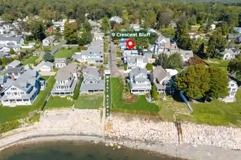 Year-Round New England-Style Charmer