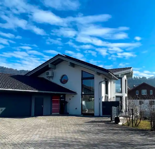 SPACIOUS AND MODERN DETACHED HOUSE