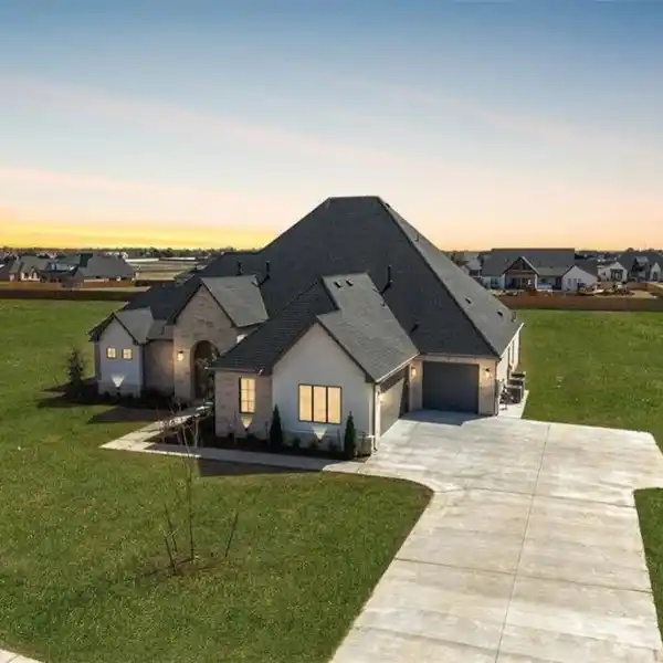 COMFORT AND SOPHISTICATION IN EXCLUSIVE ADDINGTON FARMS