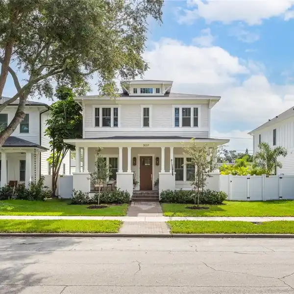 ELEGANT FOUR SQUARE HOME WITH EXPERT DESIGNS