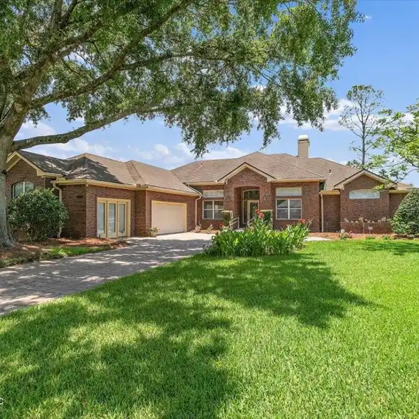BEAUTIFUL BRICK HOME IN DEERCREEK COUNTRY CLUB