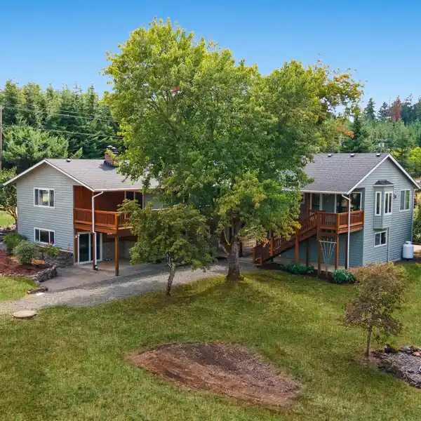 PEACEFUL COUNTRY ESTATE WITH TWO ACCESSORY UNITS