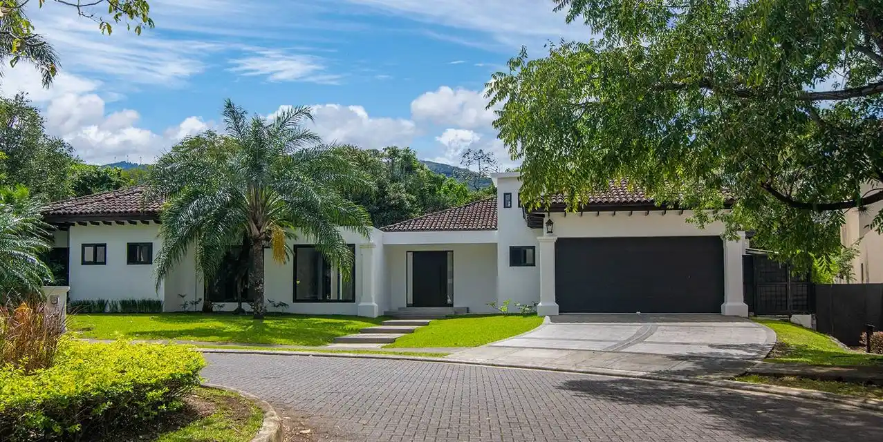 Luxury Residence with Tropical and Relaxing Views