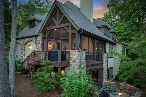 Charming Cottage in the Cliffs at Walnut Cove