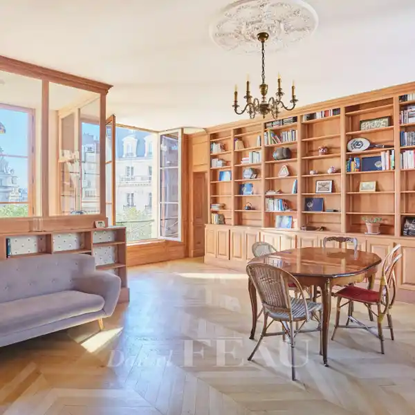 IMMACULATE APARTMENT IN HôTEL DE CLéRAMBAULT