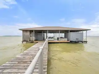 Unique Lakeside Retreat
